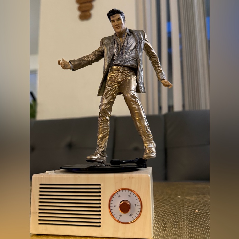 🎸 Elvis Presley Dancing Display – Bluetooth Vinyl Speaker Combo 🕺